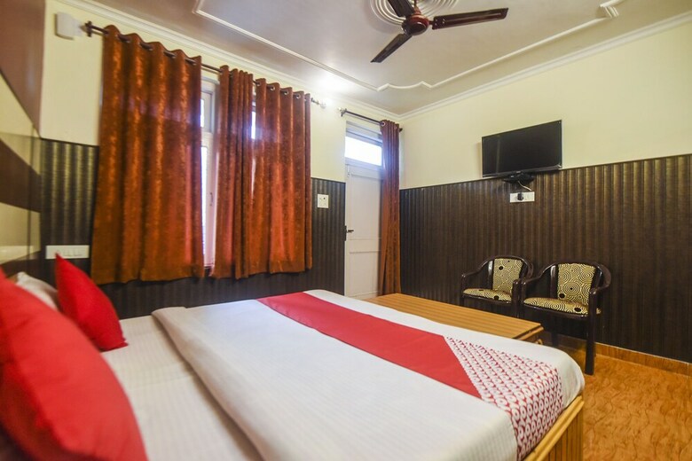 Hotel Oyo 12411 Woodside Guest House