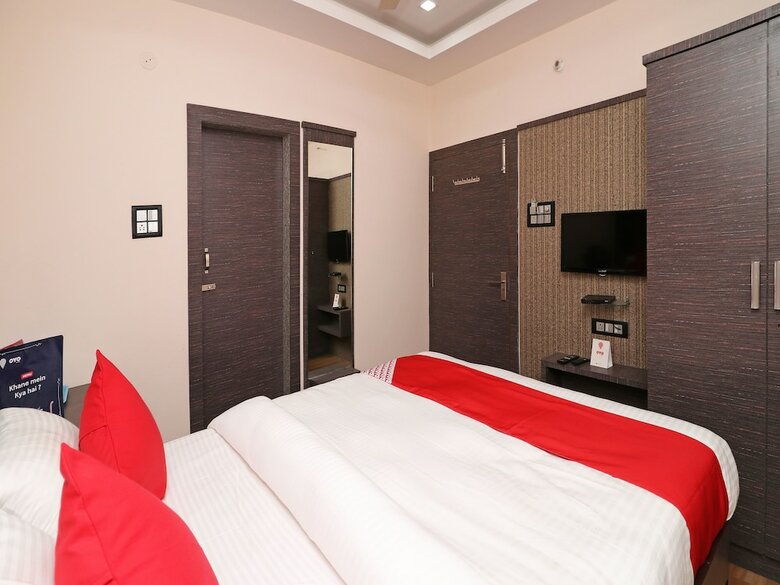 Oyo 11723 Hotel Barney Grand