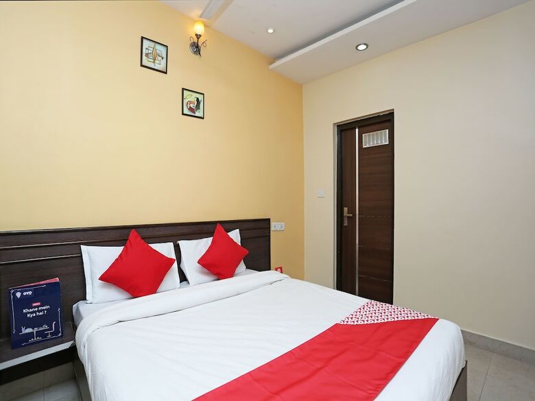 Oyo 10588 Hotel Golden Square