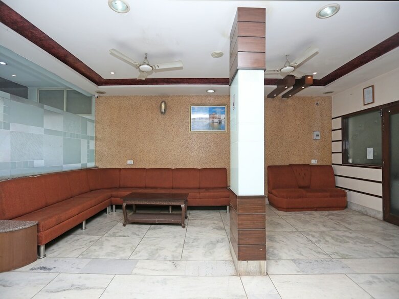 Oyo 10588 Hotel Golden Square