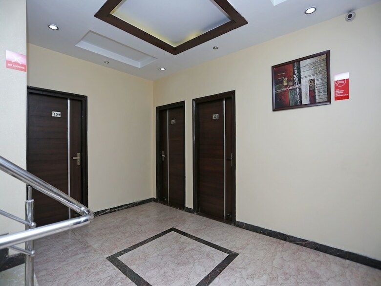 Oyo 10588 Hotel Golden Square