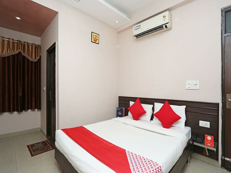 Oyo 10588 Hotel Golden Square