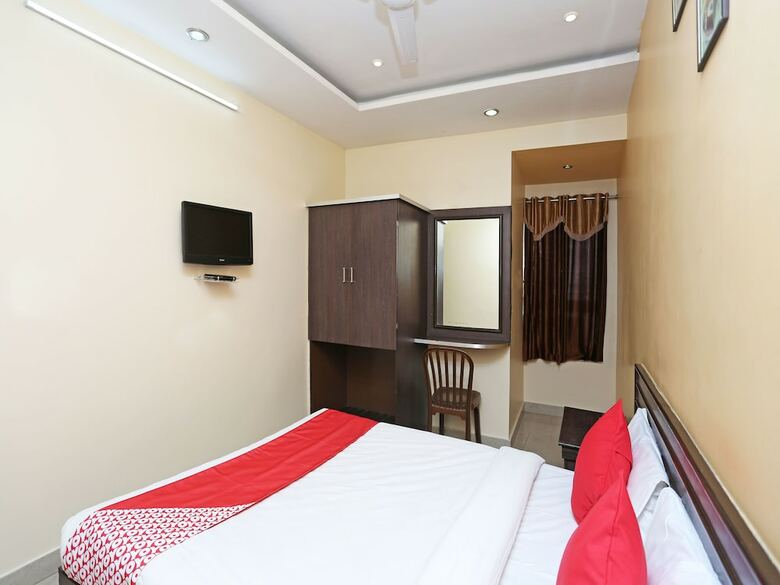 Oyo 10588 Hotel Golden Square