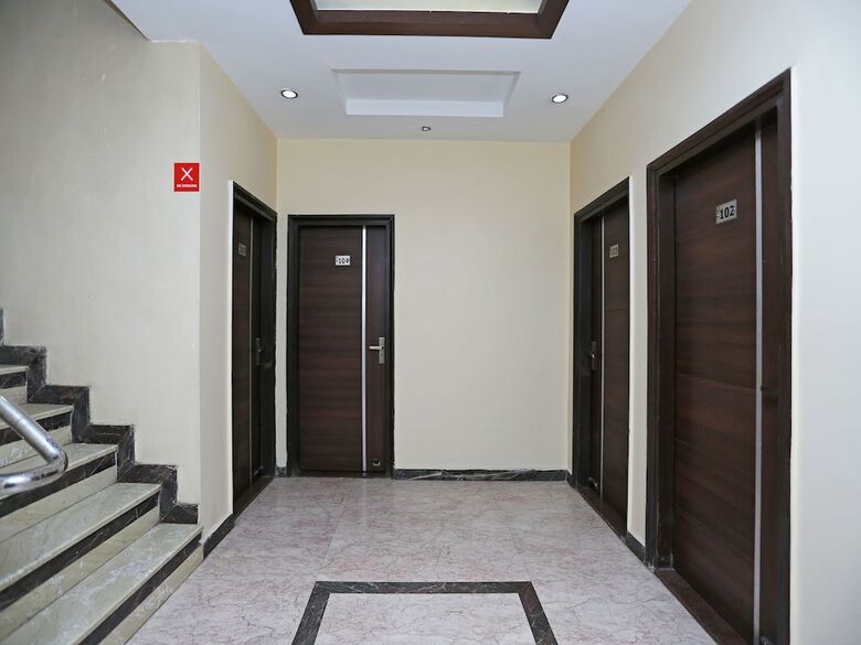 Oyo 10588 Hotel Golden Square