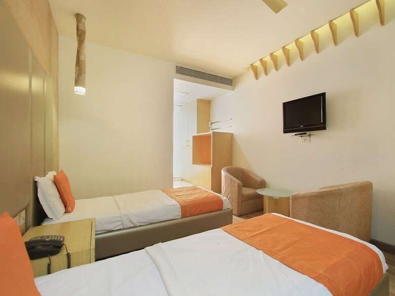 Oyo 11883 Hotel Purple Inn
