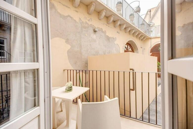 Royal Maniace Hotel