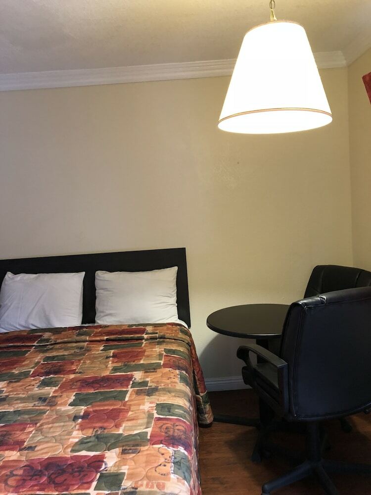 Hotel Travelers Inn