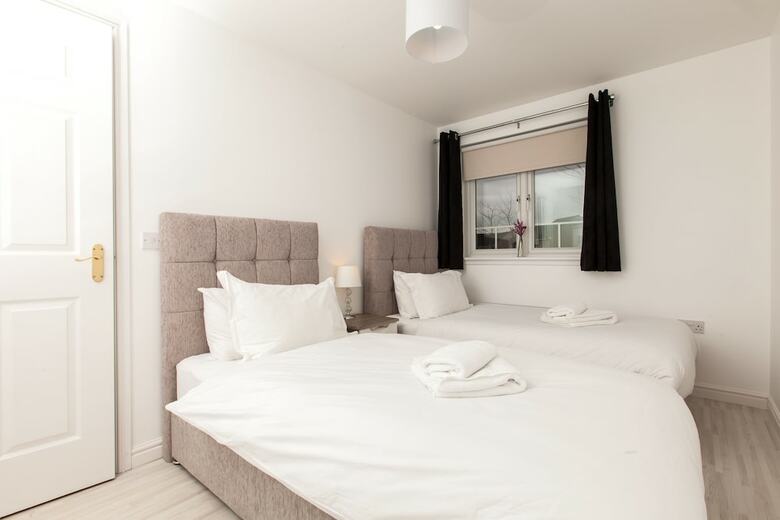 Duloch Apartments Kw