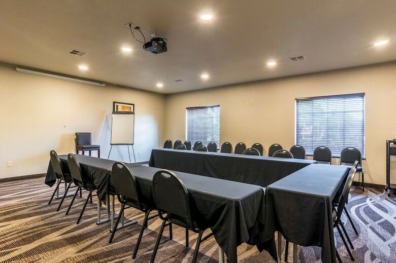 Cobblestone Hotel & Suites - Hutchinson