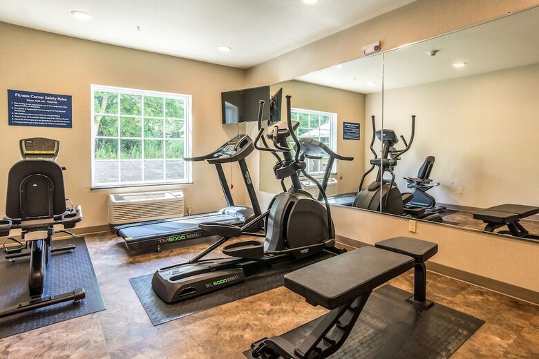 Cobblestone Hotel & Suites - Hutchinson