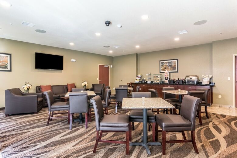 Cobblestone Hotel & Suites - Hutchinson