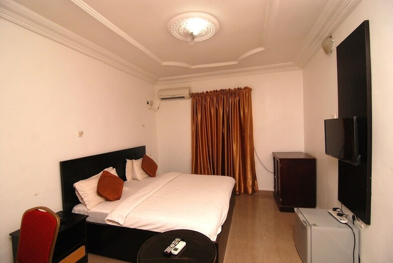 Silverland Hotel And Suites