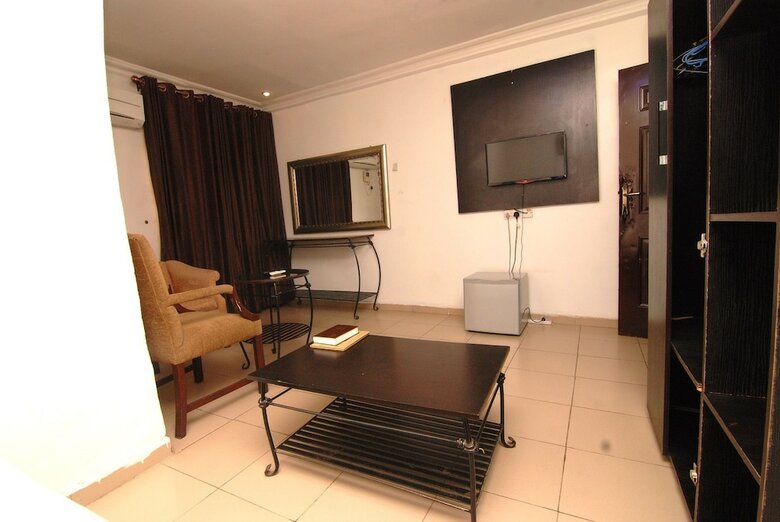 Silverland Hotel And Suites