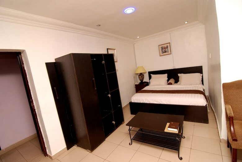 Silverland Hotel And Suites