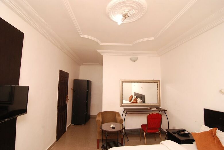 Silverland Hotel And Suites