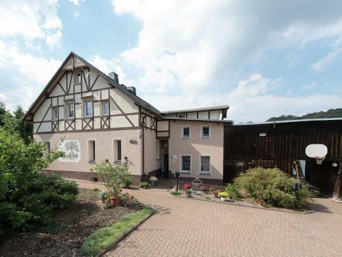 Modern Apartment Inpohla Saxony Near Ski Area
