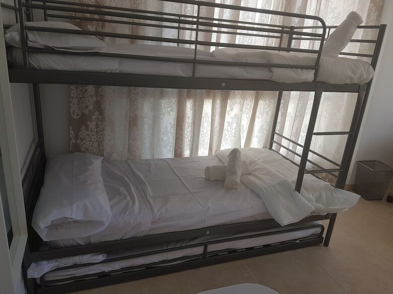 Hostal Residencia Universitaria Alboran