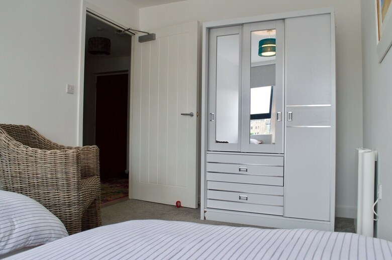 Central 2 Bedroom Apartment With Free Parking