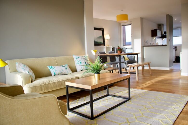 2 Bedroom Apartment With Free Parking