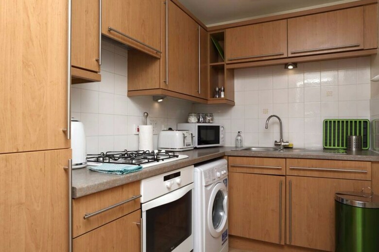 2 Bedroom Apartment Off Leith Walk Sleeps 5