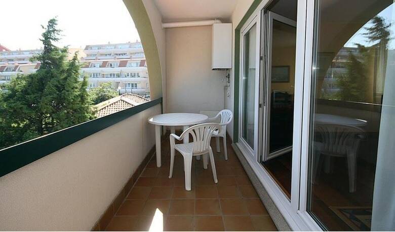 102896 -  Apartment In Corcubi�n
