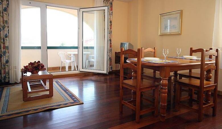 102896 -  Apartment In Corcubi�n