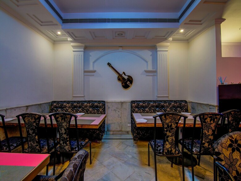 Hotel Oyo 14670 Saaket Residency