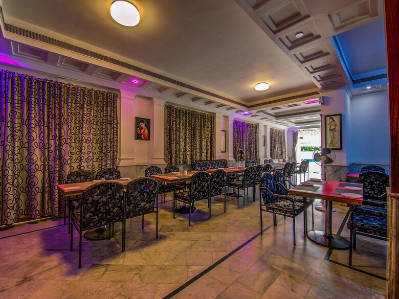 Hotel Oyo 14670 Saaket Residency
