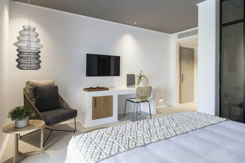 Adorno Beach Hotel & Suites