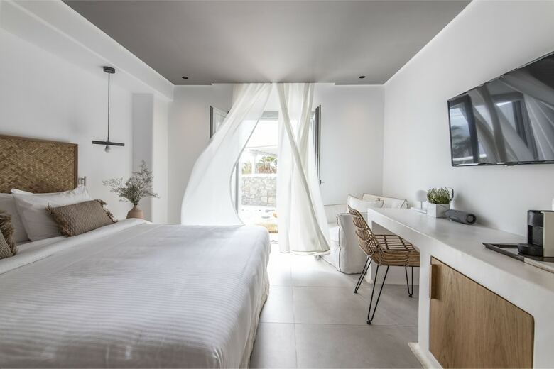Adorno Beach Hotel & Suites