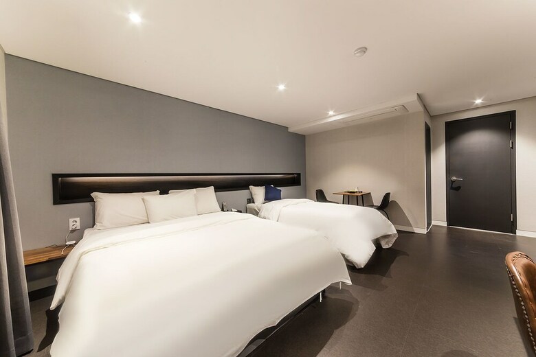 Hotel U