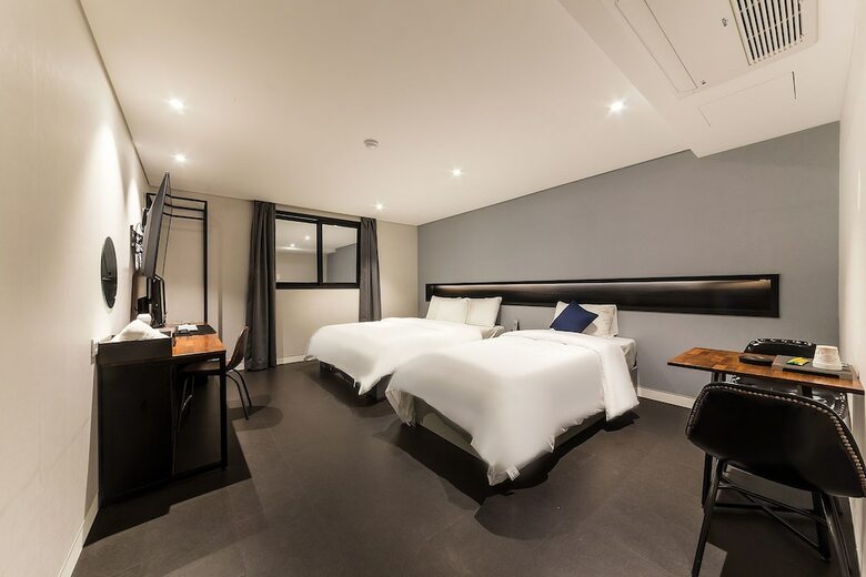 Hotel U