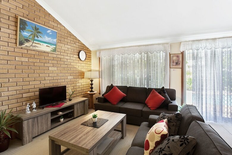 Macadamia Court, 2/8 Government Road