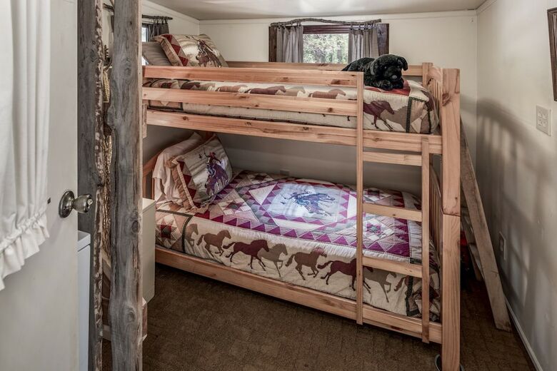 Rogers Roost - Three Bedroom Cabin