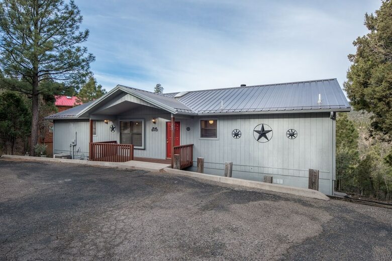 Chelsea House - Three Bedroom Cabin