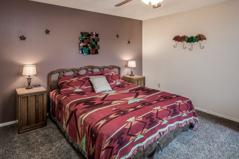 Kizzy's Kove - Two Bedroom Cabin