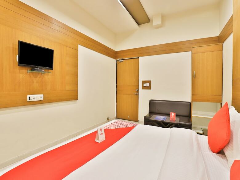 Oyo 11610 Hotel Shreenath