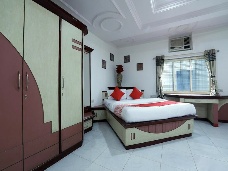 Oyo 12049 Hotel Ravi Kiran Executive