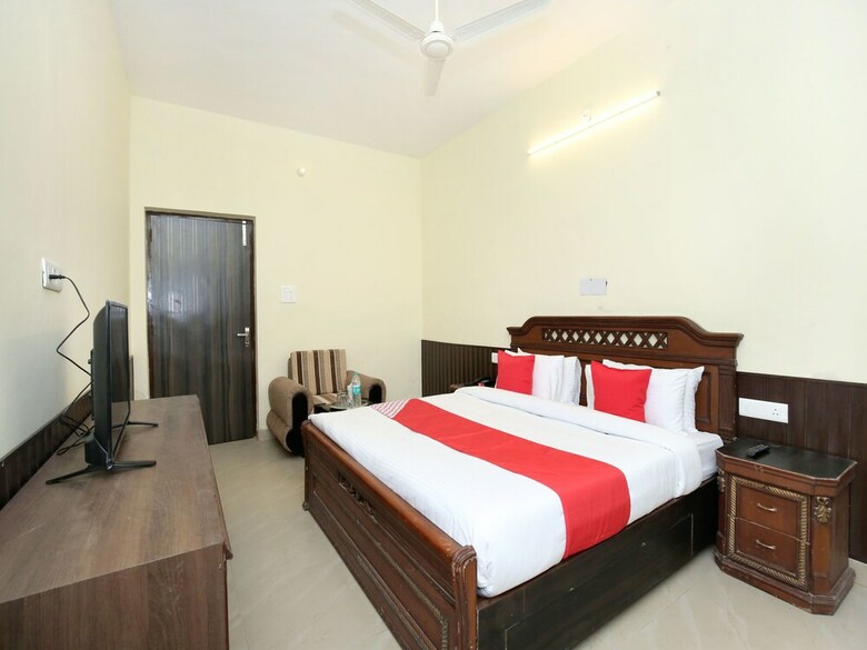 Hotel Oyo 11708 Near Lpu