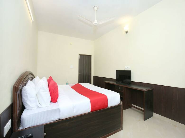 Hotel Oyo 11708 Near Lpu