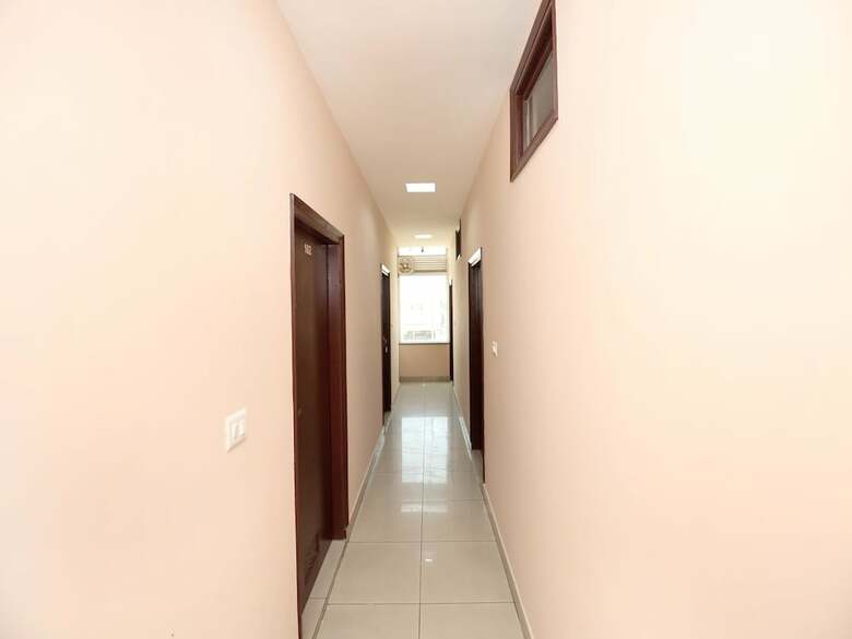 Oyo 13037 Hotel Ambassador