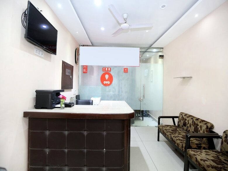 Oyo 13037 Hotel Ambassador