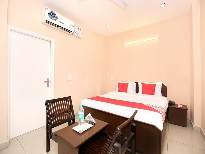 Oyo 13037 Hotel Ambassador