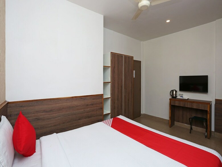 Oyo 13262 Hotel Indiana