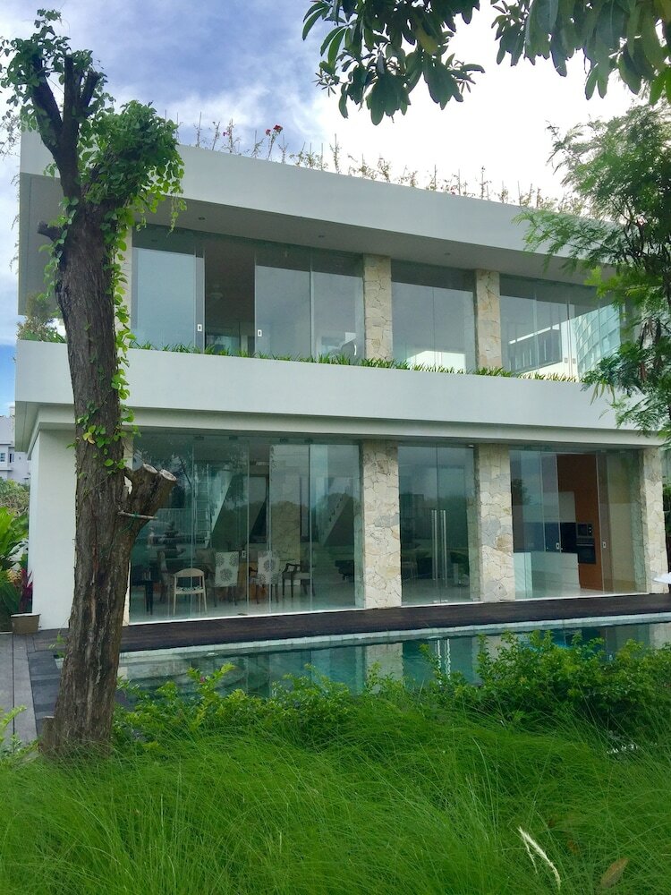 Villa Yellow Door