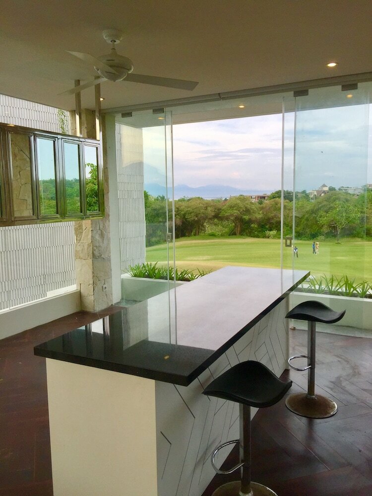 Villa Yellow Door
