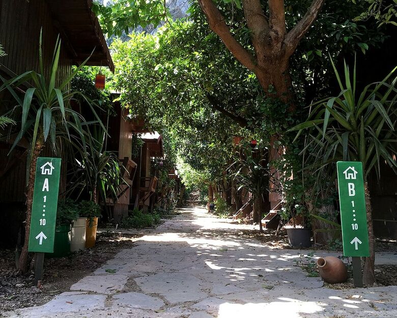 Hotel Base Bungalows
