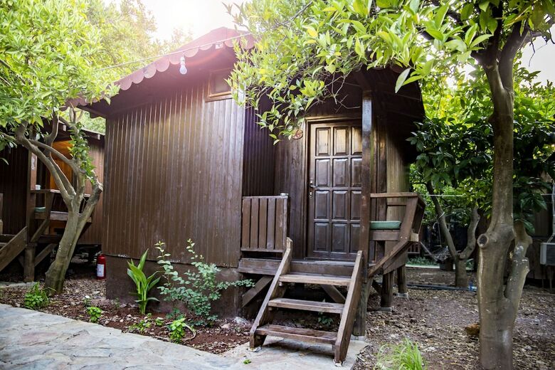 Hotel Base Bungalows