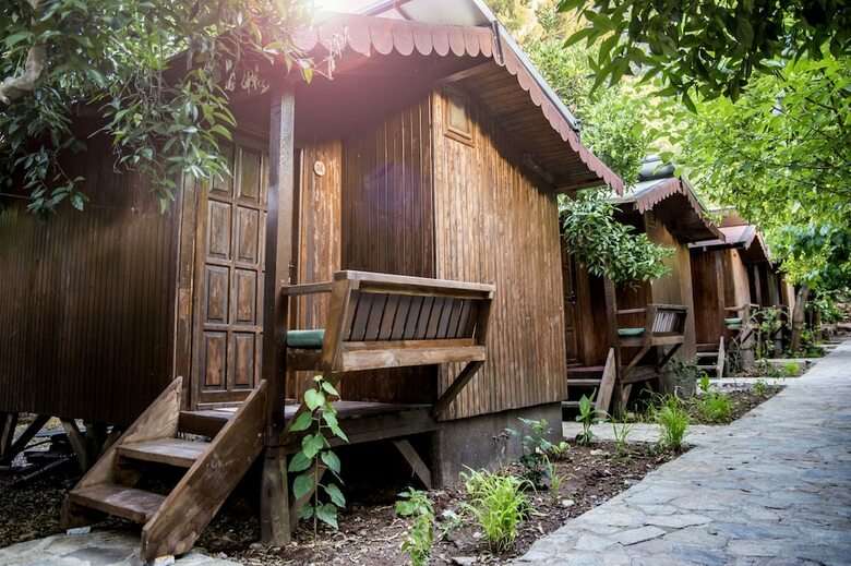 Hotel Base Bungalows