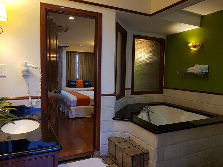 Hotel Luxurious Water Chalet By Toki